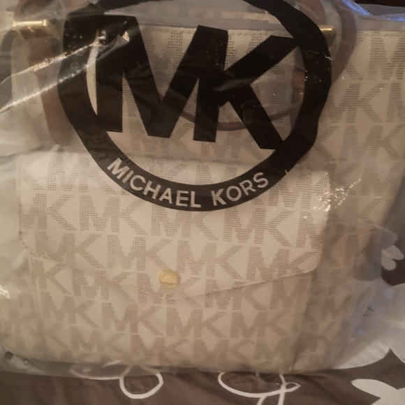 100% designer Authentic Micheal kors jet tote - Picture 7 of 16